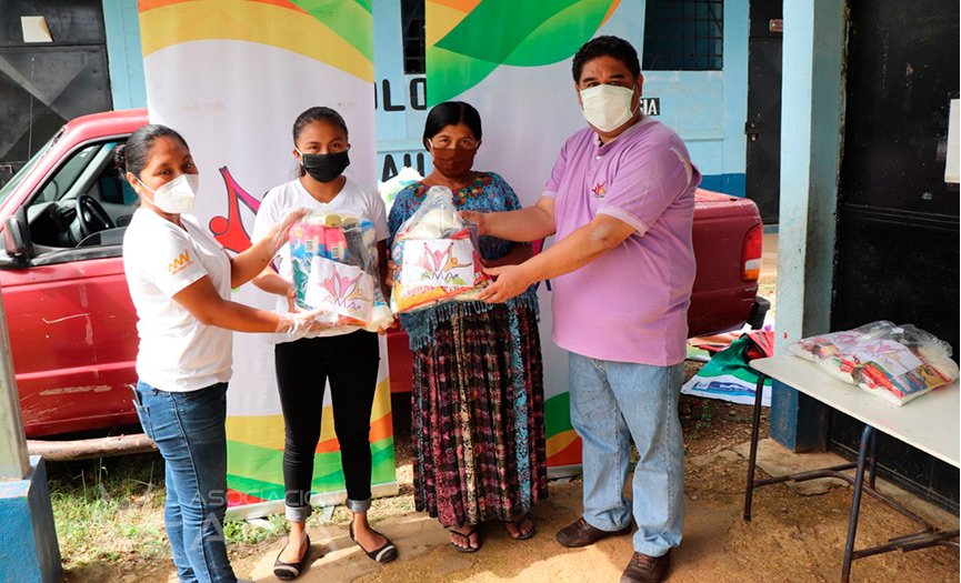 Se entregan bolsas de víveres y kit de higiene personal a niñas adolescentes peteneras