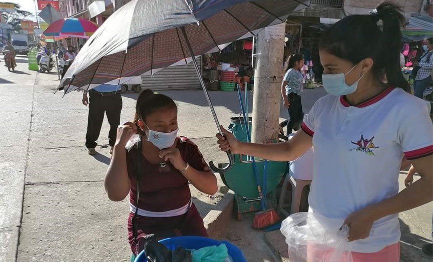 Asociación AMA entrega mascarillas y desinfectante para manos a vendedoras del mercado de Poptún