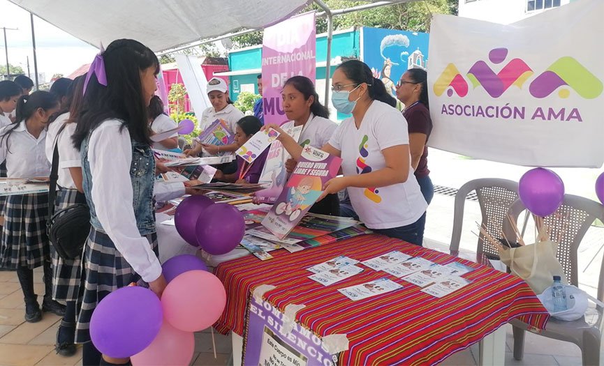 Asociación AMA reafirmando su lucha por una vida digna para las niñas y adolescentes de Petén, participa en marcha conmemorando el Día Internacional de la Mujer